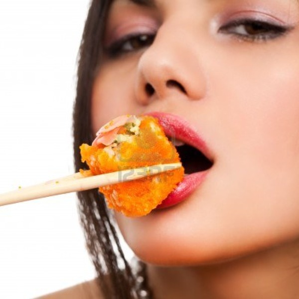 6017123 belle jeune femme manger sushi california roll faible profondeur de champ se concentre sur le sushi 