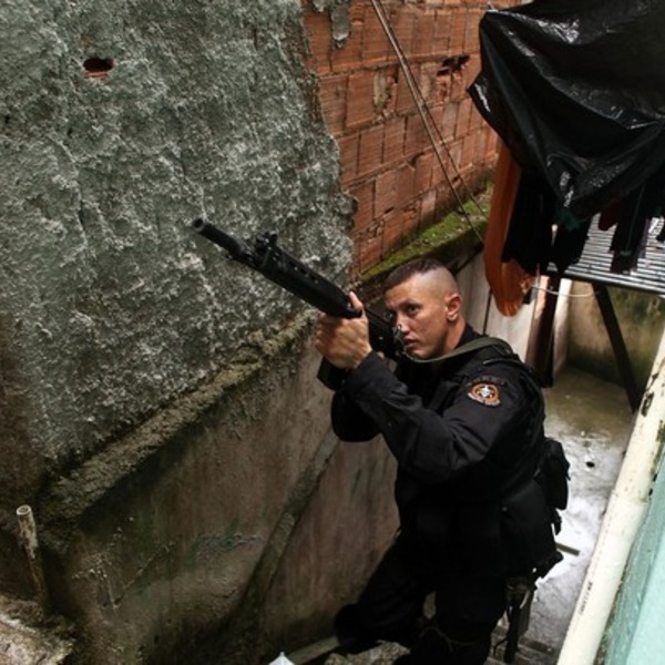 Brasil rio cantagalo favela policier 8decembre2009 1 orig