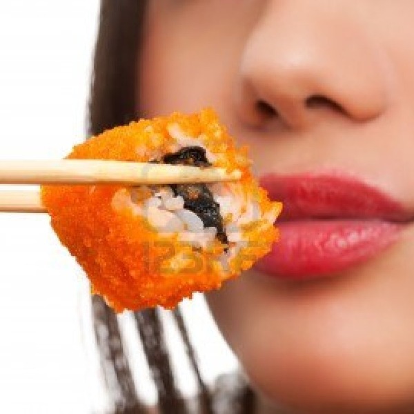 6031117 belle jeune femme manger sushi california roll faible profondeur de champ le focus est sur le sushi  orig