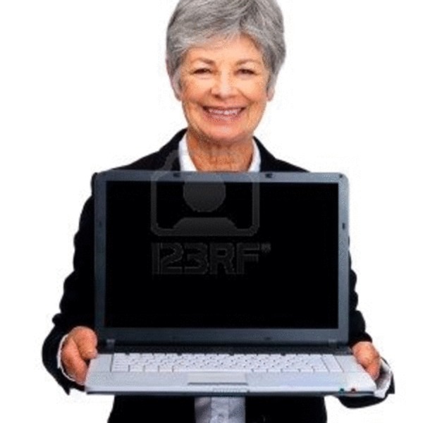 6227615 senior executive femelle d tenant un portable ouvert ordinateur sur fond blanc 500