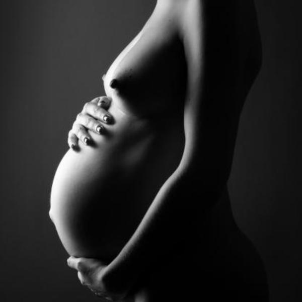 Femme enceinte regarde ventre