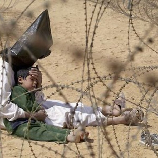 2003   jean marc bouju   prisonnier de guerre iraquien recomforte son fils dans camp de an najaf en irak