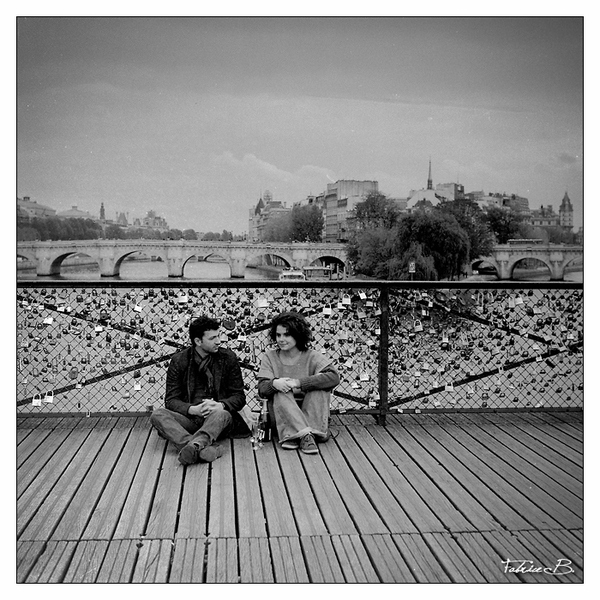 Paris pont des arts amoureux