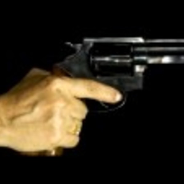 2211747 cropped tire de la main d 39 une femme tenant un revolver de calibre 38