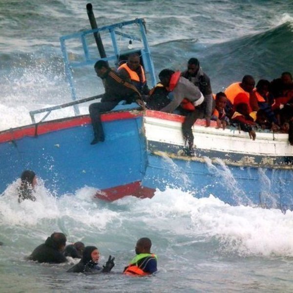 724426 des migrants libyens sont secourus pres des cotes italiennes apres le naufrage de leur bateau le 13 avril 2011