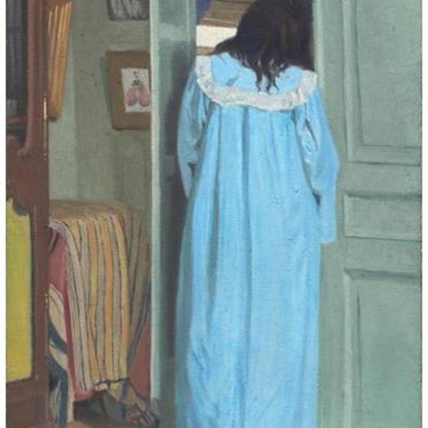 Femme en bleu fouillant une armoire