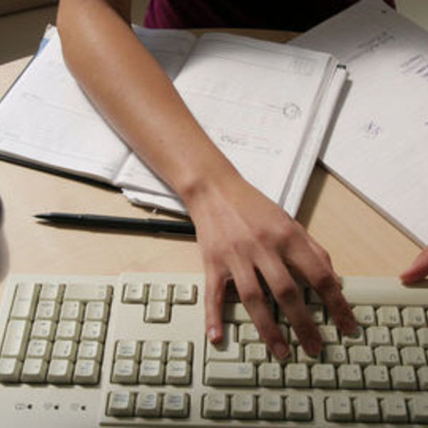 Une femme tape sur un clavier d ordinateur 919625