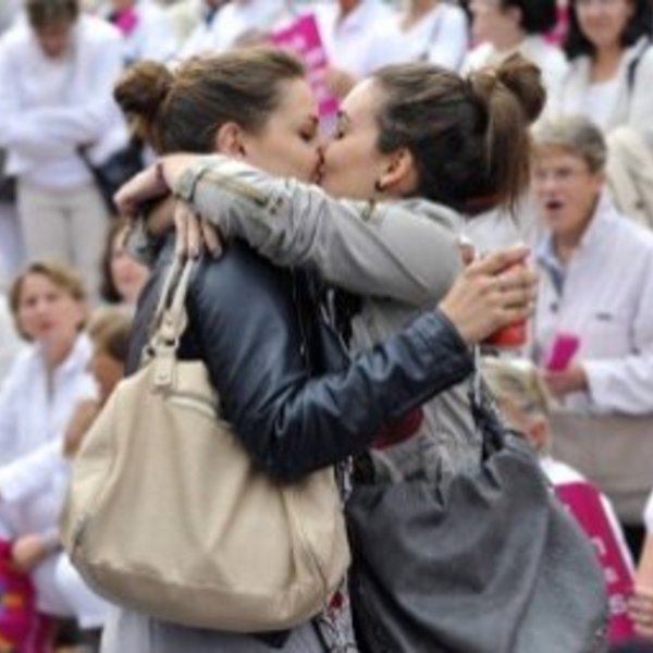 Deux femmes pas homosexuelles s embrassent en pleine 505008 510x255