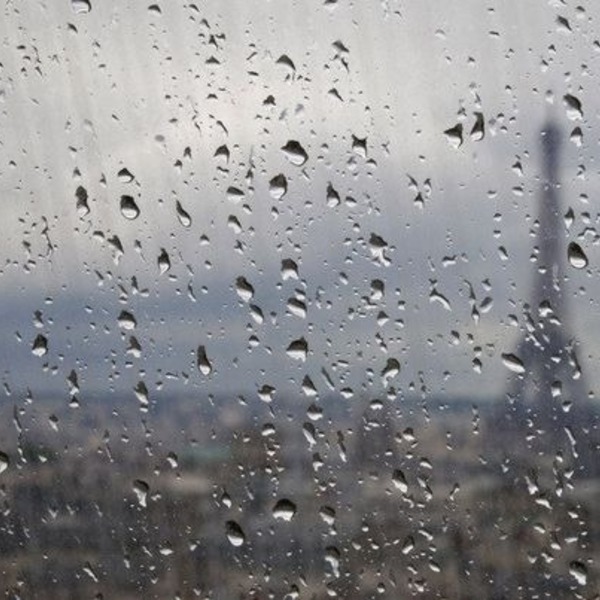370782 la tour eiffel sous la pluie a travers une fenetre le 4 juin 2012