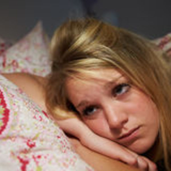 Adolescente %c3%a9veill%c3%a9e dans le lit souffrant avec l insomnie 34156616