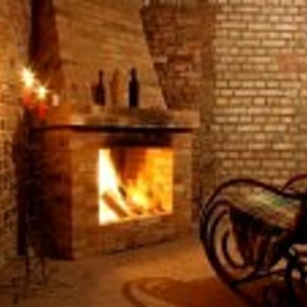 Rocking chair pres de la cheminee dans la salle de brique et de bougies