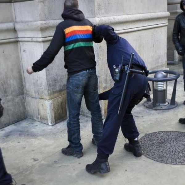 692380 un policier controle un homme a la gare du nord a paris le 30 novembre 2012