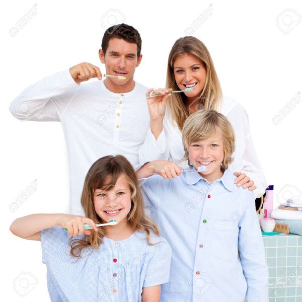 10234126 souriante jeune famille brossage leur teeths  banque d'images