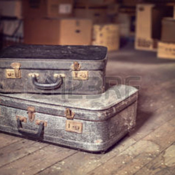 35291990 vieilles valises vintage dans un grenier poussi reux