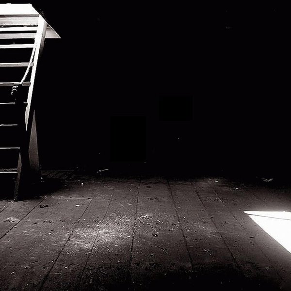 Escalier cave noir blanc