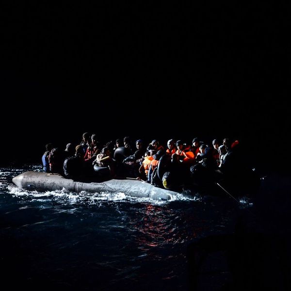 Des migrants syriens a bord d un canot pneumatique avant leur sauvetage en mer egee pres d izmir dans la nuit du 9 au 10 decembre 2015 5498125