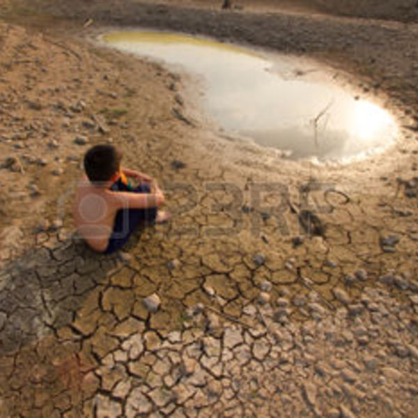 46020615 crise de l eau des enfants assis sur la terre craquel e pr s de l eau de s chage