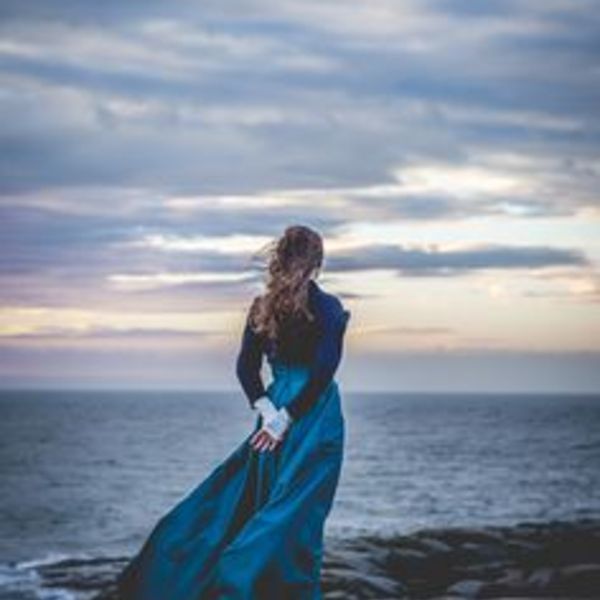 Femme regardant la mer