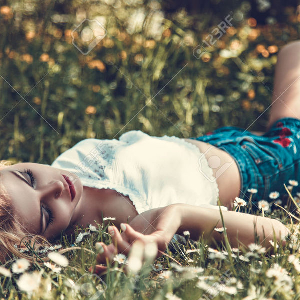 Femme dormant dans les fleurs