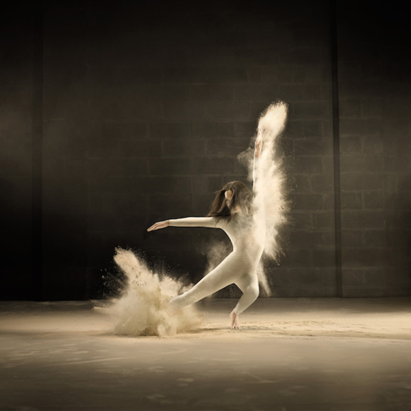 Danseuse dans un nuage de poudre de lait par jeffrey vanhoutte 4