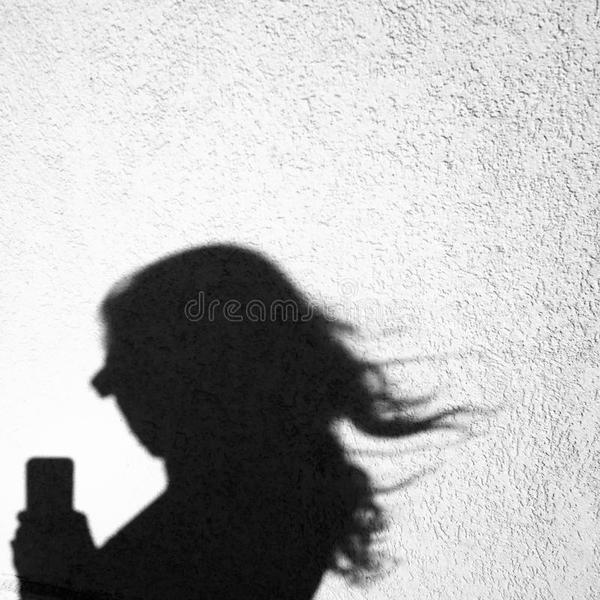 Le selfie de l ombre d une jeune femme 59034465