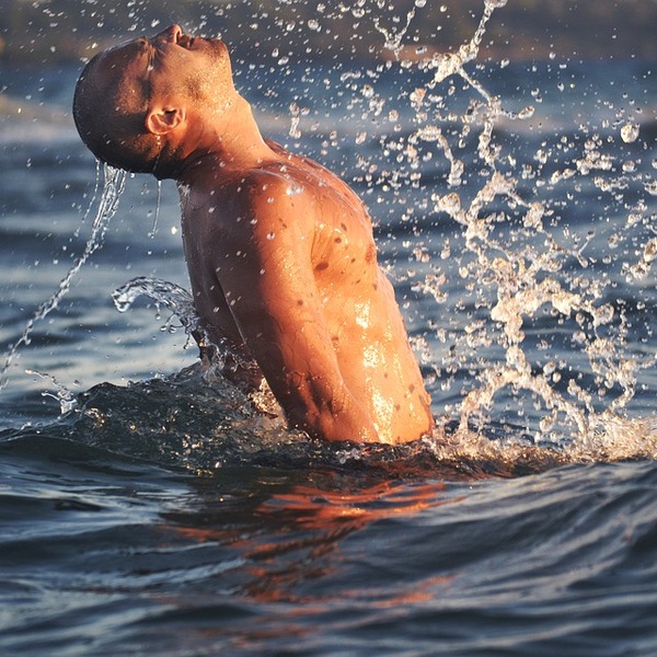 Homme dans l'eau