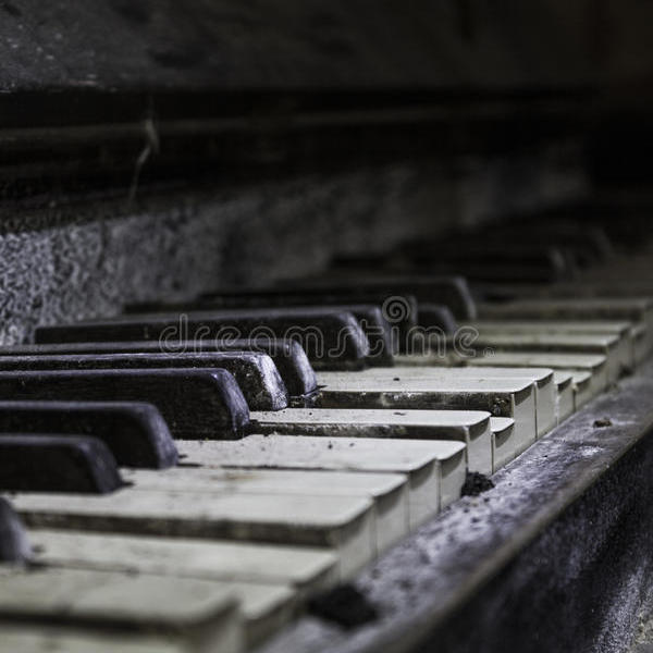 Le vieux piano poussi%c3%a9reux avec des touches d interruption se ferment 45739144