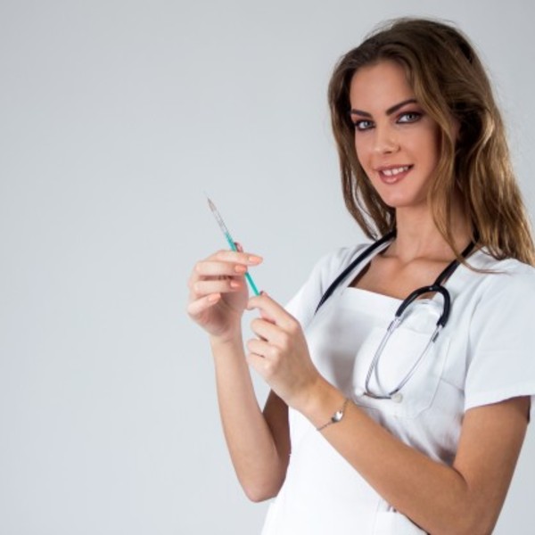 Medecin femme avec seringue isolee sur blanc infirmiere a l 39 aiguille 1212 775