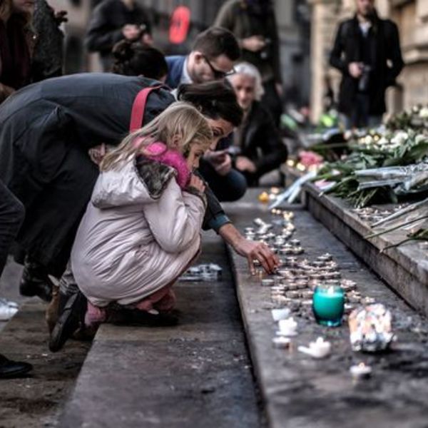Des personnes allument des bougies et deposent des fleurs devant un memorial ephemere en hommage aux victimes des attentats le 15 novembre 2015 a paris 5463814