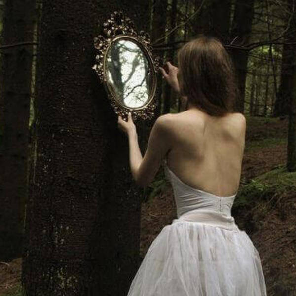 Femme face au miroir
