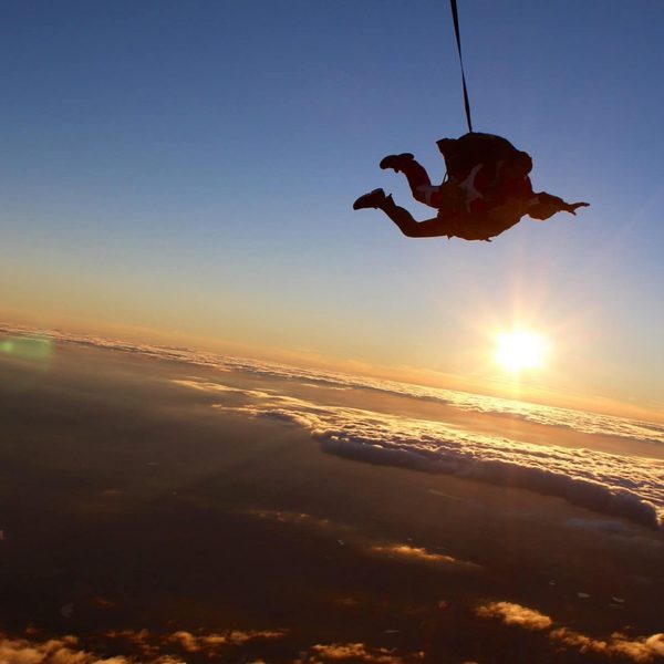 Le saut en parachute tandem au couche du soleil