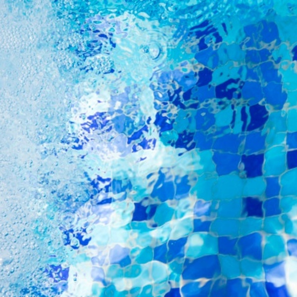 Bulles air dans eau bleue claire dans piscine pour arriere plans 49507 873