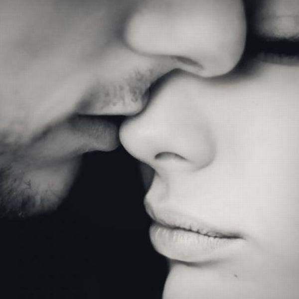 Homme baiser nez femme couple tendresse zoom levres noir et blanc