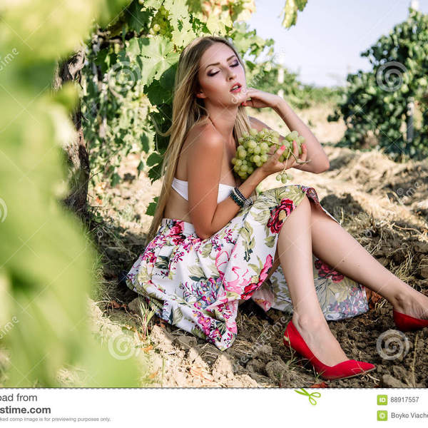 Jeune belle femme dans le vignoble de la toscane 88917557