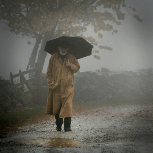 Homme vieil sous la pluie