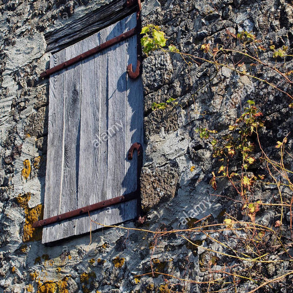 Vieille porte en bois sur charnieres en fer dans le grenier a foin d une ancienne grange en pierre dans le sud de la normandie france e9yk90