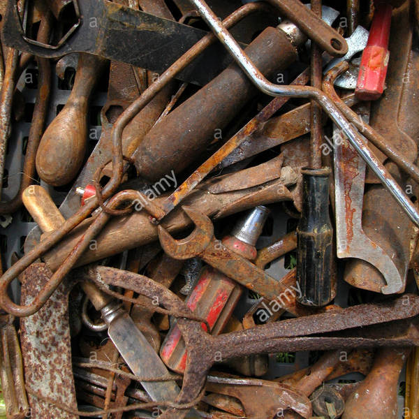 Fort de vieux outils rouilles a vendre au boot juste y compris les scies couteaux cles cles a douille et plus encore b1kpg6