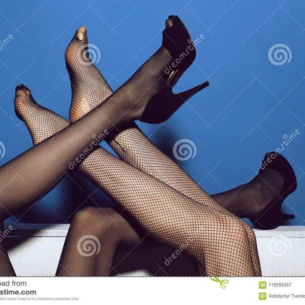 Pieds femelles entrelac%c3%a9s jambes sexy des femmes dans les collants et chaussures %c3%a0 la mode 119295357