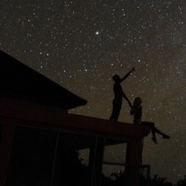 Couple toit regarder miiky maniere etoiles ciel nocturne 105751 2928