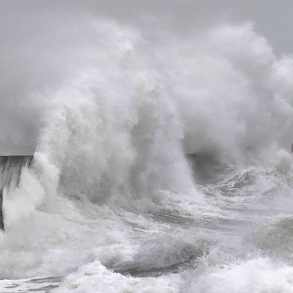 Des vagues de 6 metres ont ete enregistree sur la cote bretonne pendant la tempete ciara 6248630