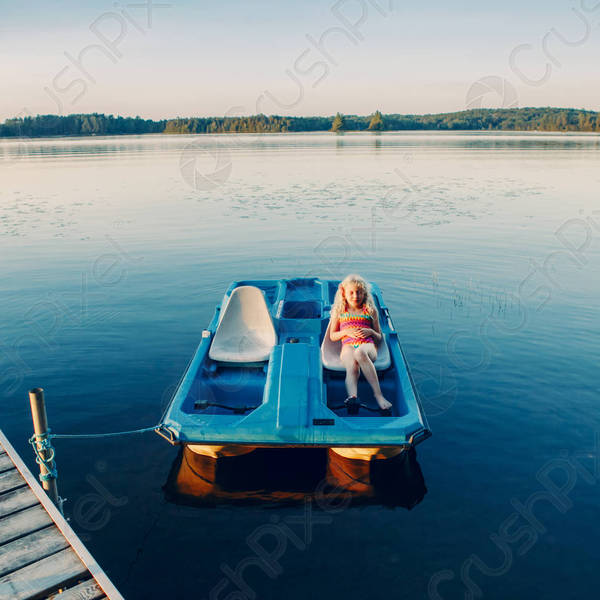 Child girl sitting relaxing old 2990519