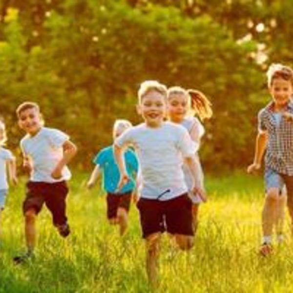 2677627 un groupe d enfants heureux de garcons et filles courent dans le parc sur l herbe par une journee ensoleillee d ete photo