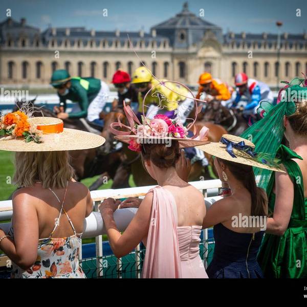 Les racegoers assistent au prix de diane sur le parcours de chantilly au nord de paris en france le 20 juin 2021 photo de laurent zabulon abacapress com 2g4d3hh